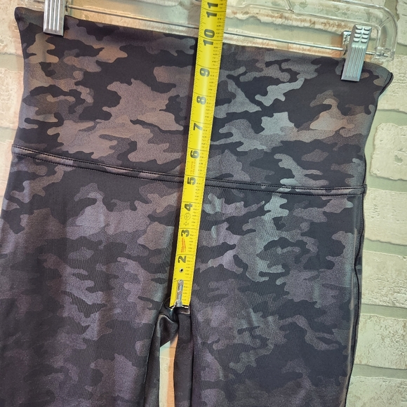 SPANX Womens Black Faux Leather Camouflage Print Shapewear Leggings Size L   EUC - Picture 9 of 15